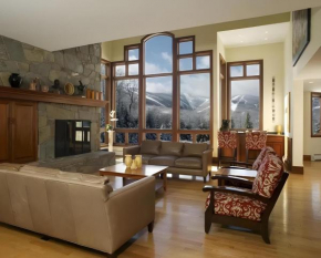 The Mountainside House - Luxury Home, Indoor Hot Tub, Ski Home, Private Shuttle